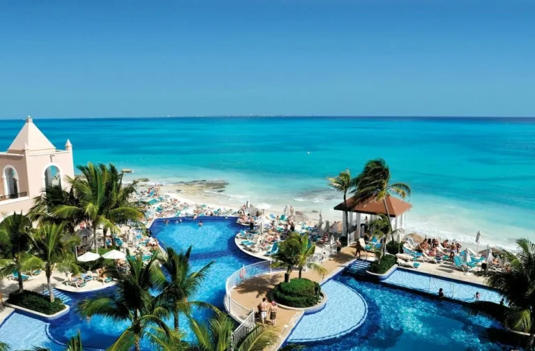 “I couldn’t even move”: Guest describes couple’s sickness nightmare at Hotel RIU Cancun